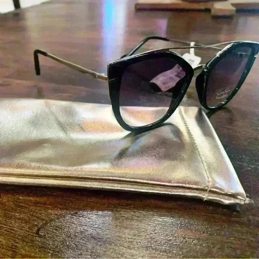 Jessica Simpson Sunglasses w/ Bag - Picture 2 of 8